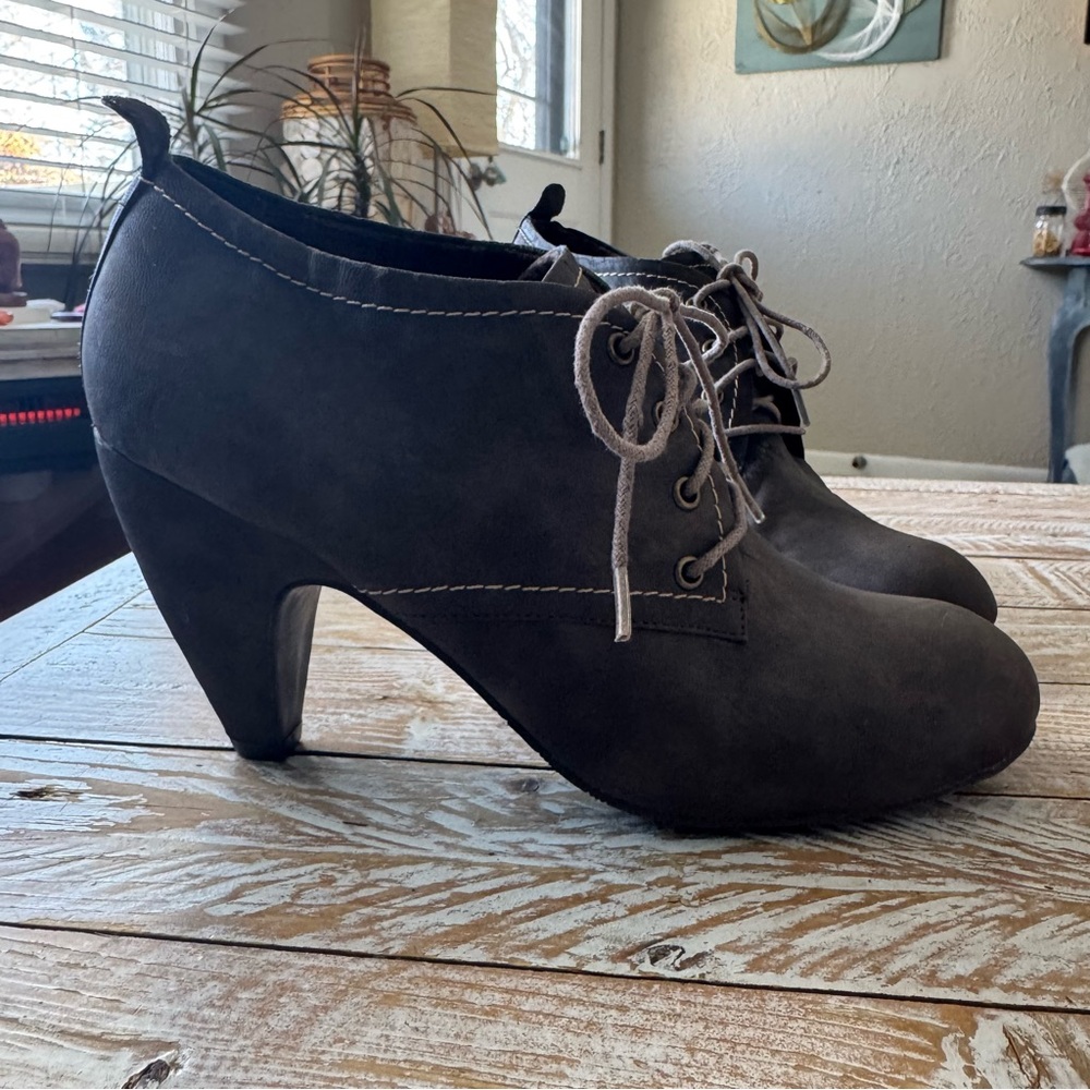 👢Coconuts by Matisse Churchill Lace-Up Ankle Booties Taupe👢 ~8.5